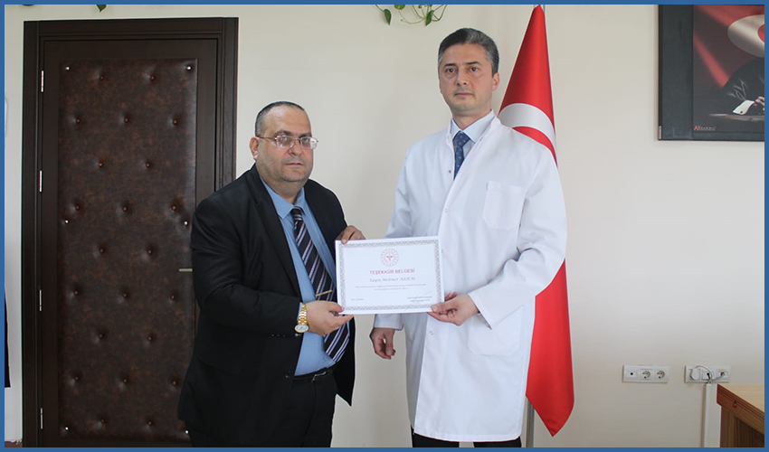 Emekliye ayrılan Hizmetli Mehmet AKBAŞ' a teşekkür belgesi verildi.